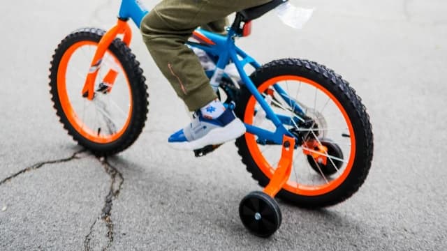 Investir e Andar de Bicicleta de Rodinha